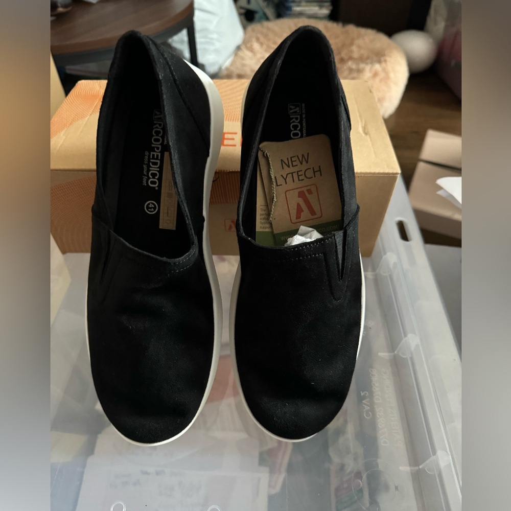 Comfortable Arcopedico slip-on Banff sneaker shoes. Soft material.